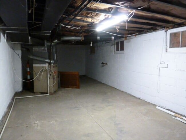 Building Photo - Bright 3BR Unit + Off-Street Parking + Balcony Near Capital University