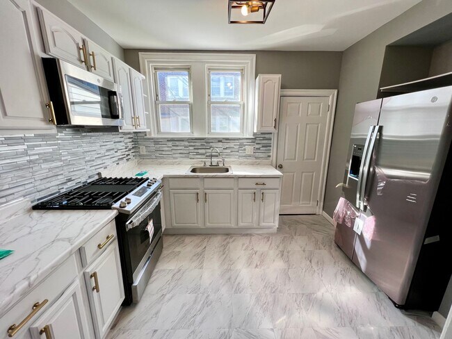 Building Photo - Beautifully Renovated 3-Bedroom Townhouse ...