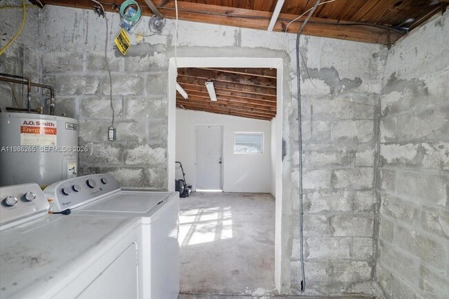 Building Photo - 1400 NE 43rd Ct