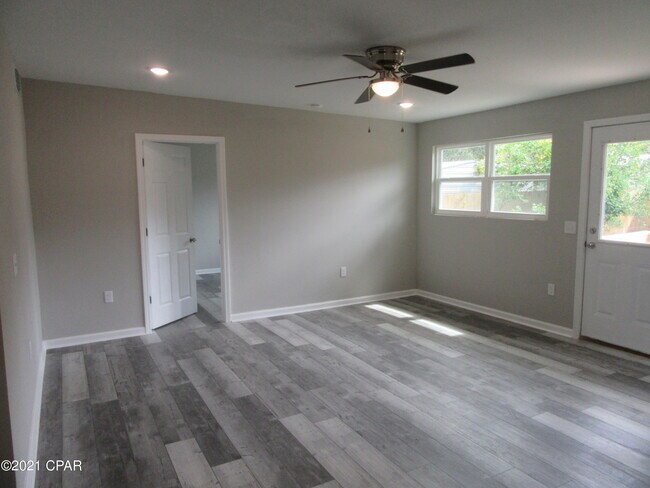 Building Photo - 9823 Clarence St