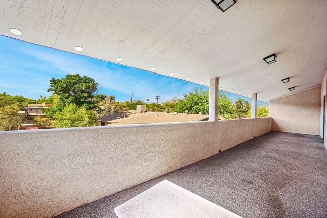 Building Photo - Pending/ Rented - Light-Filled 2-Bed Tucso...