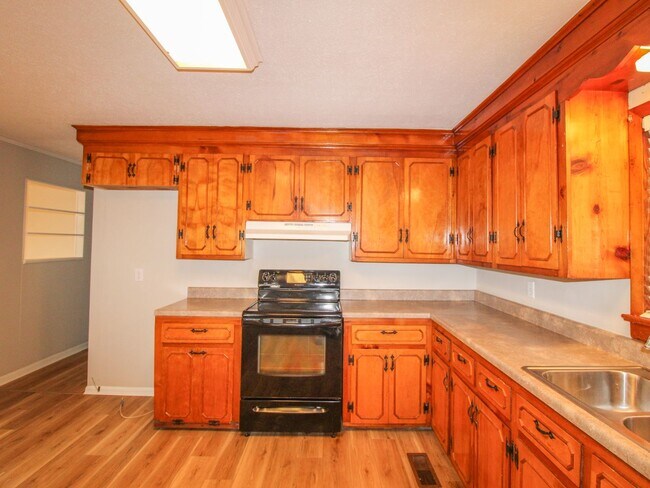 Building Photo - Well maintained brick home in a fantastic location!