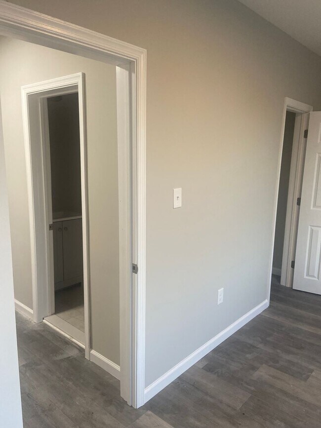 Building Photo - Remodeled Front Porch Row - Germantown