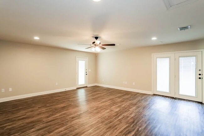 Building Photo - 2102 Colonial Dr