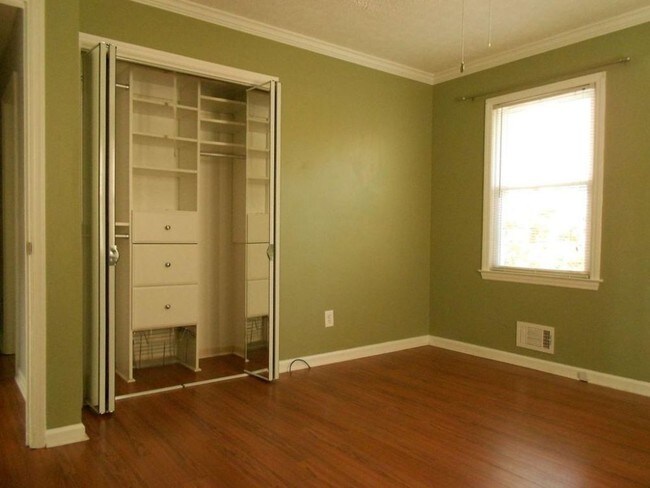 Building Photo - 205 Pinetree Dr