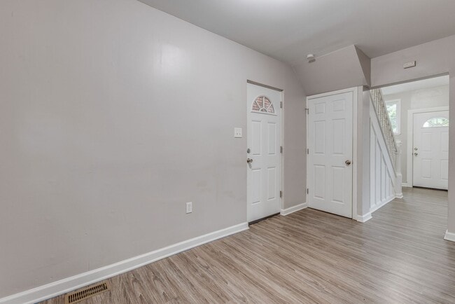 Building Photo - Available August  2026 - Beautiful 2.5 Bedroom, 1 Bath Home in Mt. Washington Area!