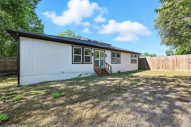 Building Photo - 508 W White Ave