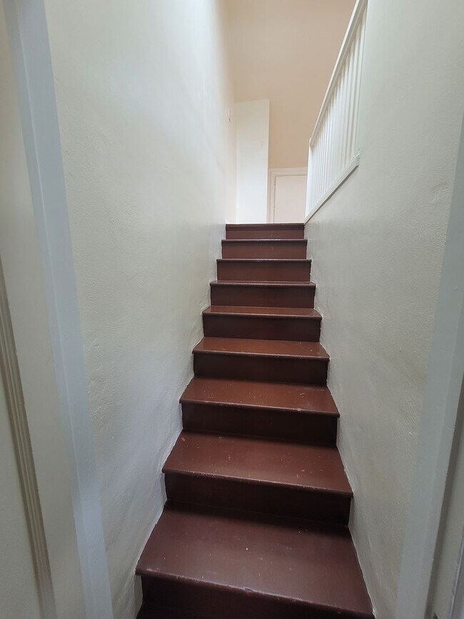 Building Photo - Charming 3BD/1BA located within walking distance to Friendly/College Hill neighborhood Market of ...