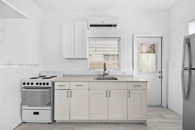 Building Photo - 2822 Pine Tree Dr