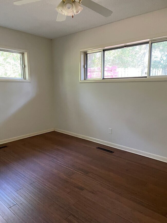 Building Photo - 2 bedroom 1.5 bath
