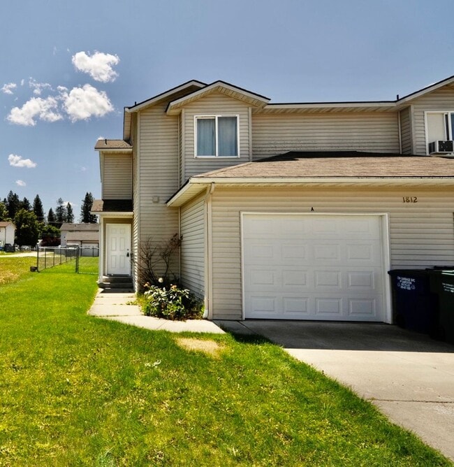 Primary Photo - 3 bed 2 bath townhome