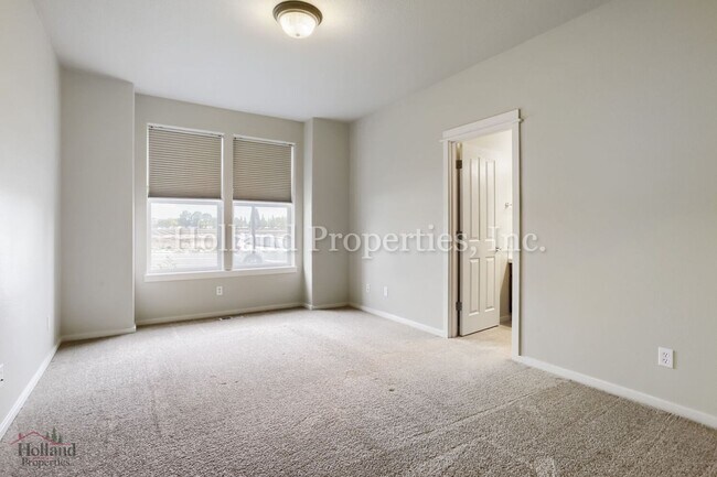 Building Photo - 7118 NE Cherry Dr