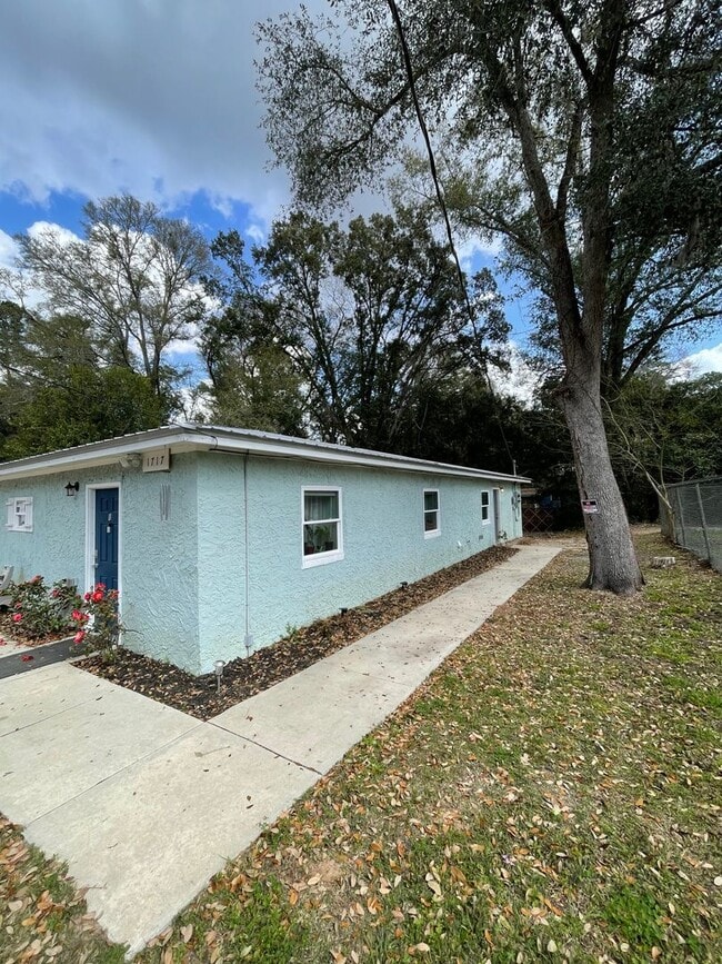 Building Photo - Open floor plan, four-bedroom two-bathroom with washer and dryer