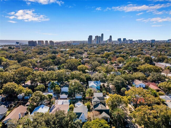 Building Photo - 316 18th Ave NE