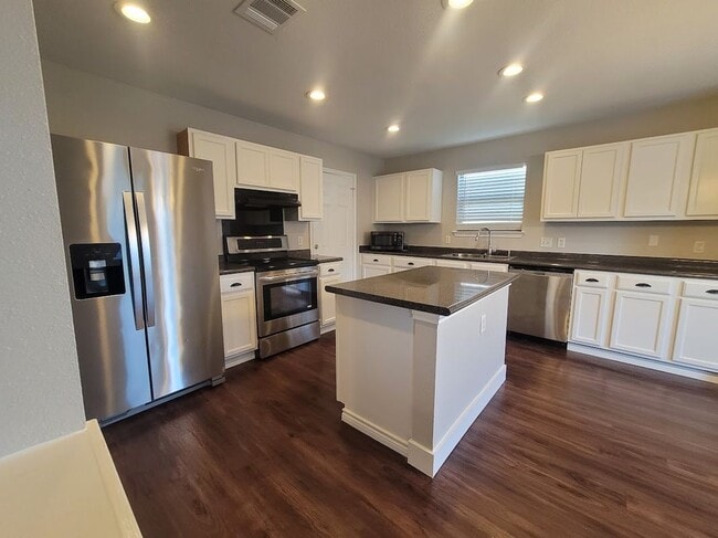 Building Photo - 4402 King's Canyon Dr