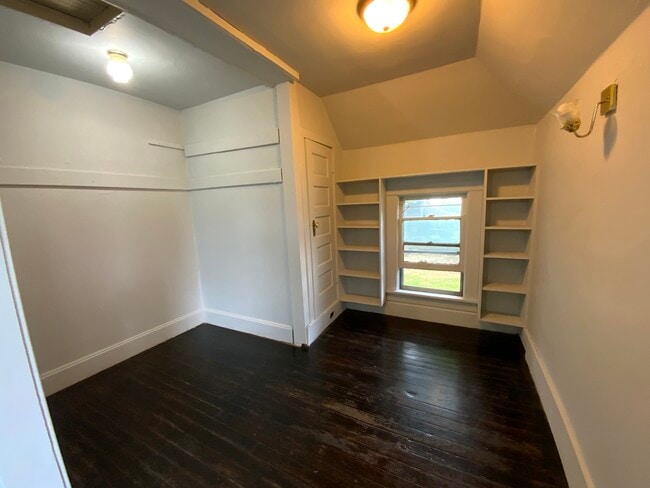 Building Photo - 1207 N Walnut St