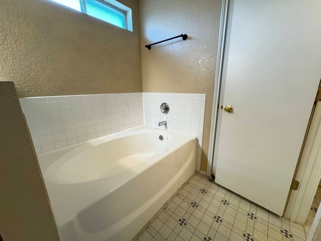 Building Photo - 5104 Bridle Dr