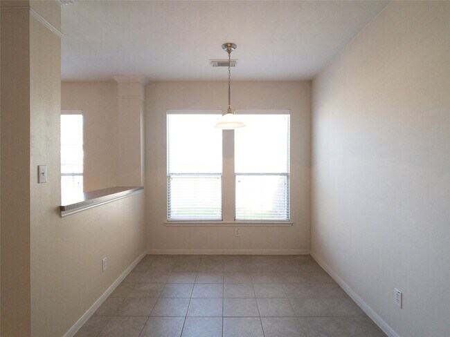 Building Photo - 5406 Timber Ct Hollow
