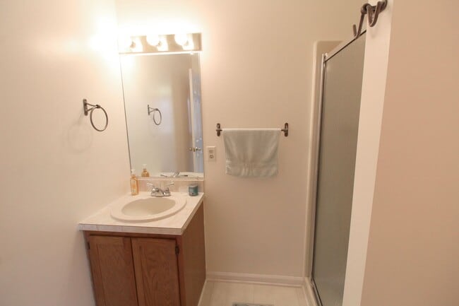 Building Photo - Charming 3-Bedroom Townhome for Rent with ...