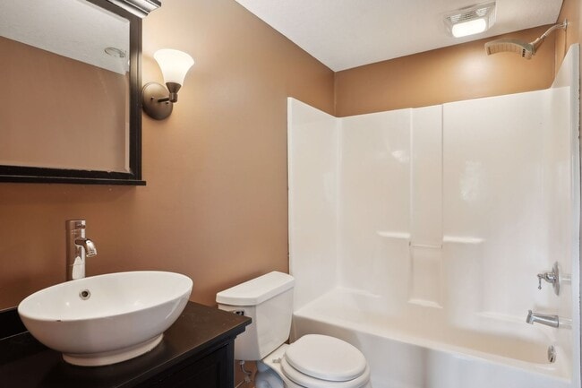 Building Photo - Gorgeous Single Family Home - June 1st Mov...