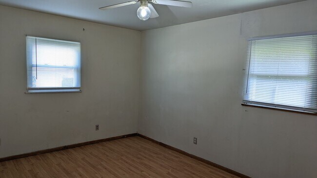 Building Photo - 810 Maplepark Dr