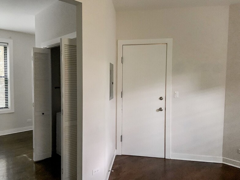 Building Photo - 1601 W Belle Plaine Ave