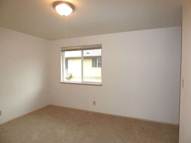 Building Photo - 1 bedroom 1 bath second level unit!
