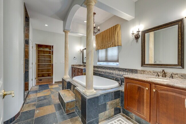 Building Photo - Luxury, Location, and Lifestyle on Rolling...
