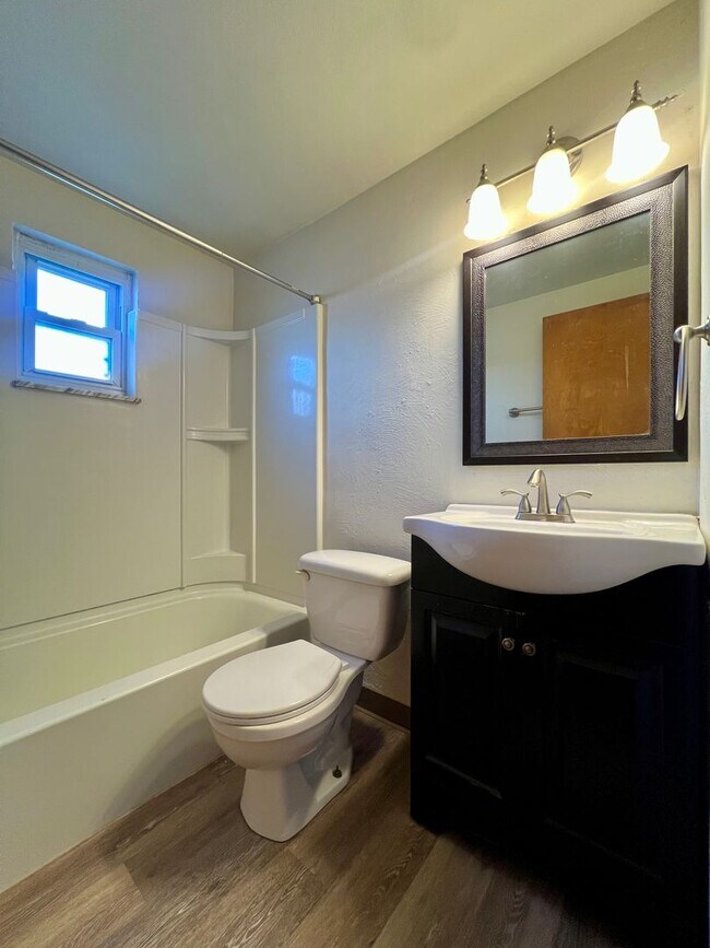 Building Photo - Cozy Two Bedroom Townhome with Central AC & Off-Street Parking! Call Today to Schedule a Tour!