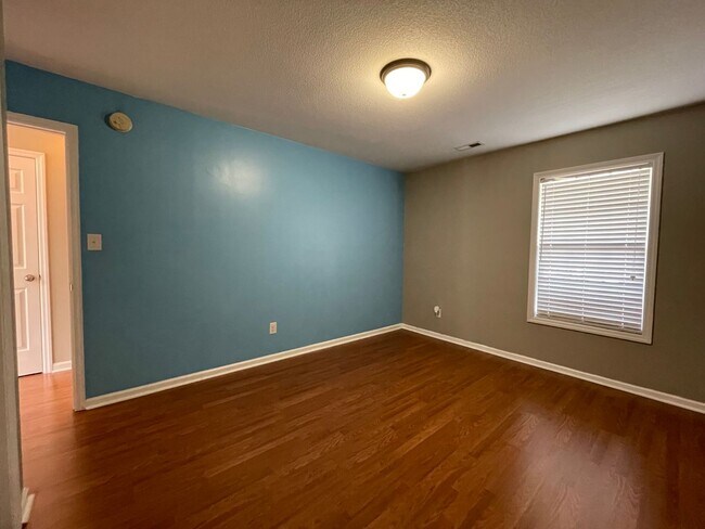 Building Photo - Absolutely Adorable!