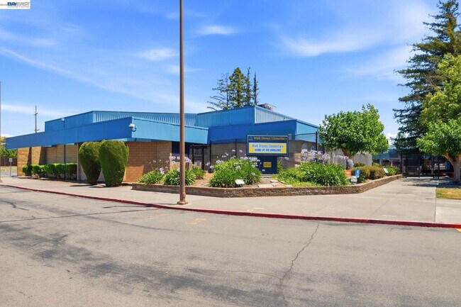 Building Photo - 325 Goshen Ct