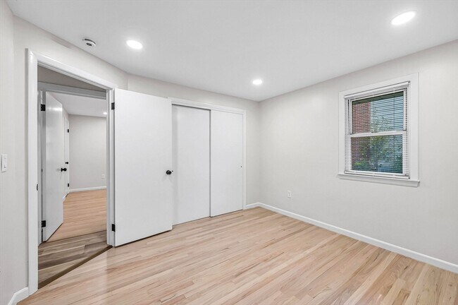 Building Photo - 557 Maple Rd