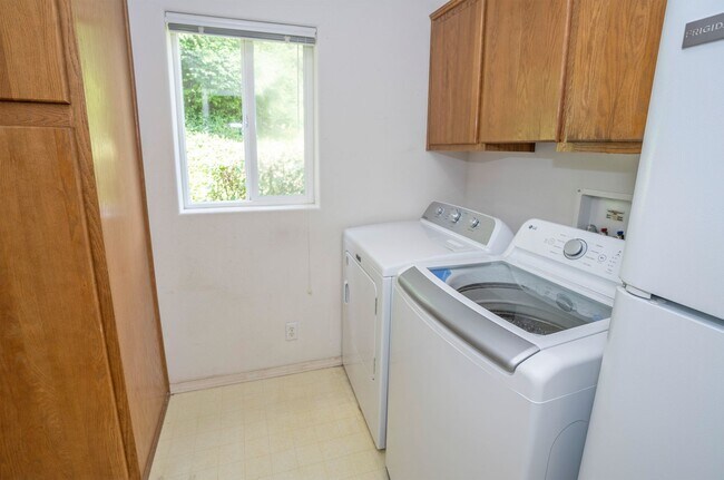 Building Photo - 3-Bedroom Gig Harbor Retreat with Private Setting and Modern Comforts