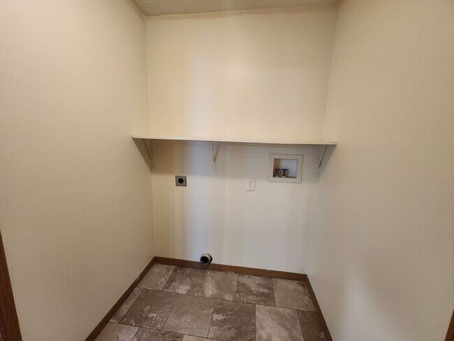 Building Photo - Enjoy comfortable living in this spacious all-electric home