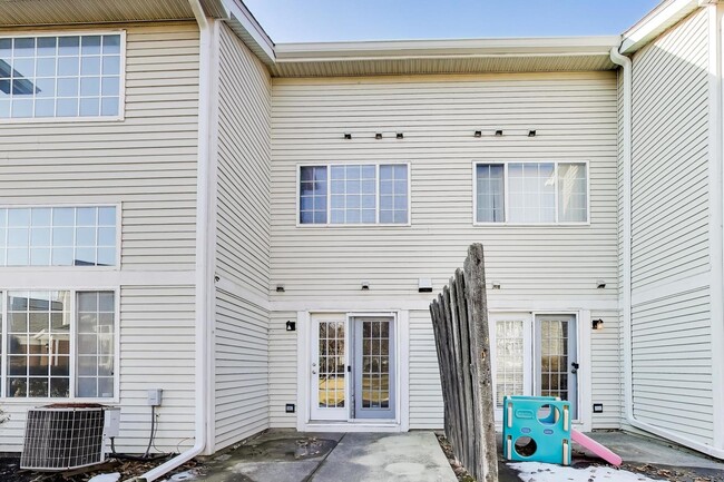 Building Photo - 2073 Cambria Ct