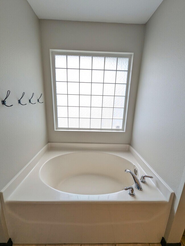 Building Photo - 1909 Sunrise Dr