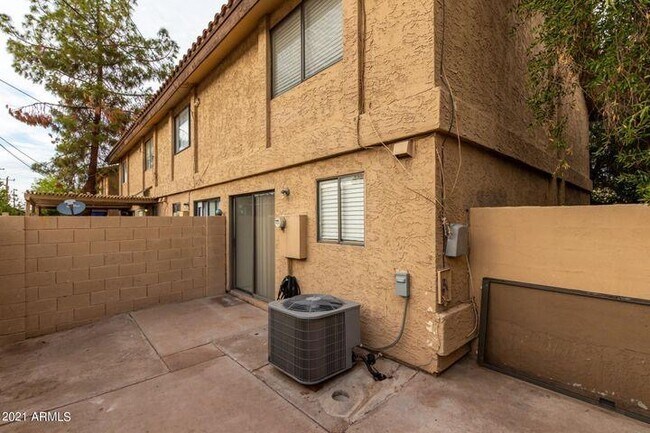 Building Photo - 1042 S Mariana St