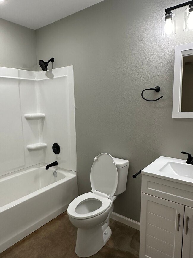 Building Photo - 120-122 S Pearl Duplex