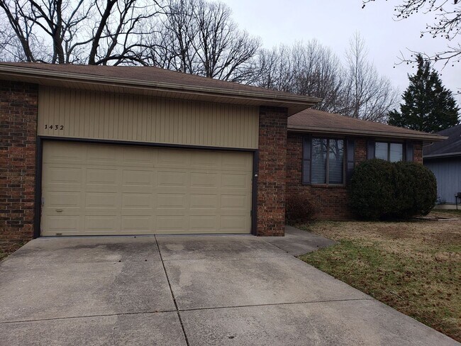 Building Photo - Great South East Location....E. Sunshine & Oak Grove Area
