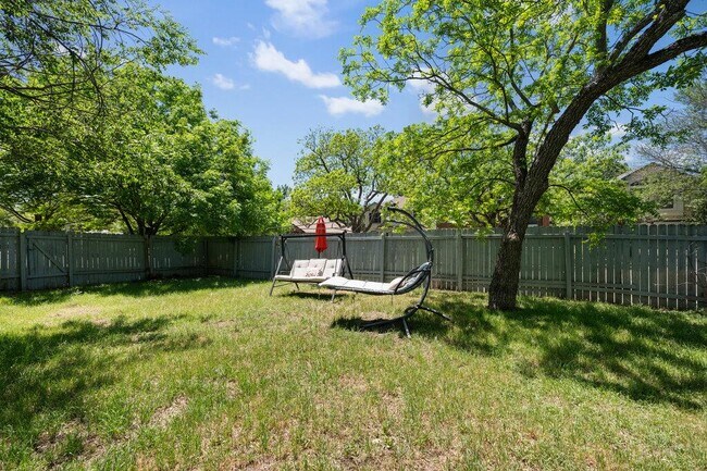 Building Photo - 13400 Rossello Dr