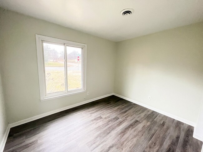 Building Photo - Cozy 3 Bedroom, 1 1/2 Bathroom Near Downto...