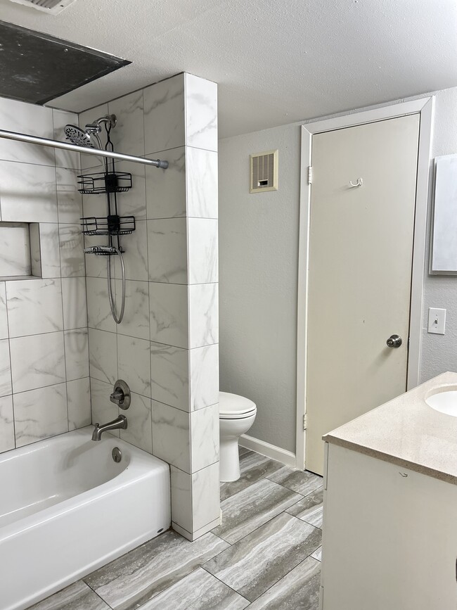 Building Photo - 644 W Collins St