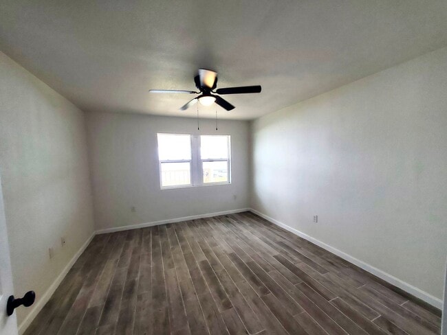 Building Photo - 810 W Cattle Dr