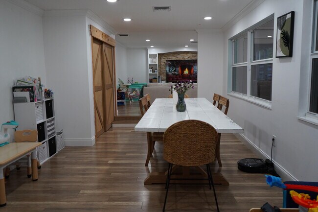 Building Photo - 7131 Oakmont Dr