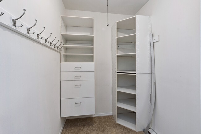 Building Photo - 320 Thistle Dr