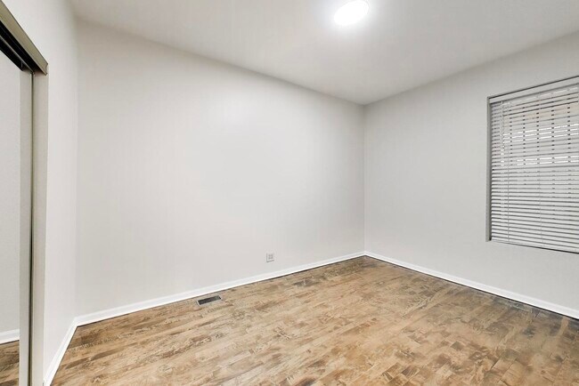 Building Photo - 2135 W Division St