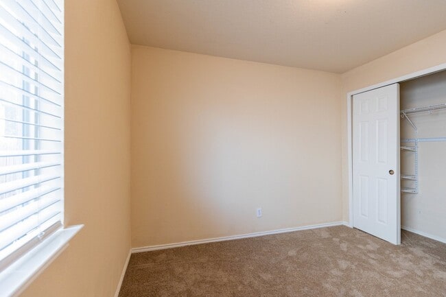 Building Photo - 2476 Medina Dr