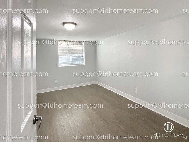 Building Photo - Modern and Spacious Duplex Rental in Tacoma's Desirable Location!