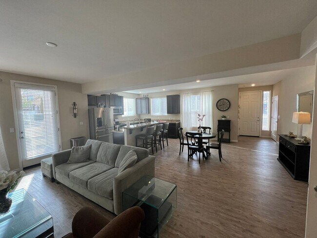Building Photo - UNFURNISHED - GATED - NO YARD TO MAINTAIN ...