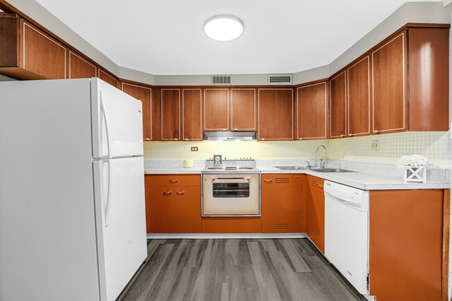 Building Photo - 7105 W Foster Pl